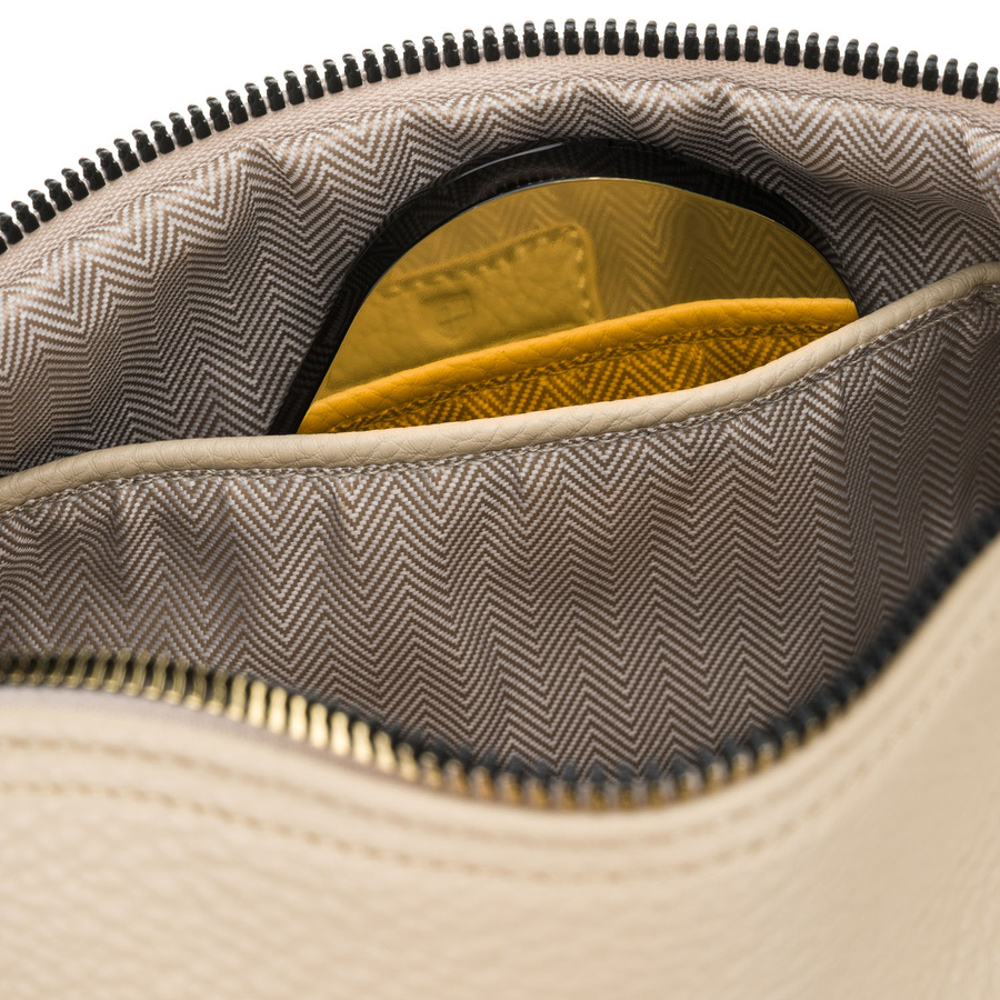 Beżowa saszetka damska ze skóry ekologicznej zamykana suwakiem, zawieszona na regulowanym pasku - Peterson