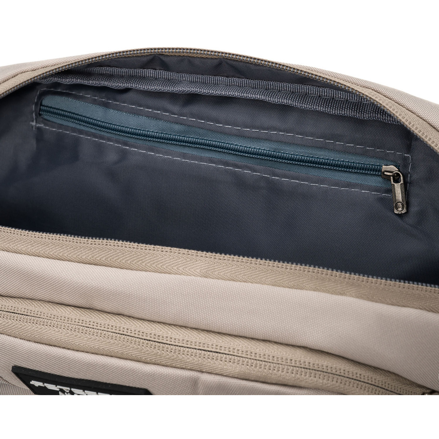 Praktyczna, jasnoszara saszetka sportowa z poliestru zawieszona na regulowanym pasku - Peterson