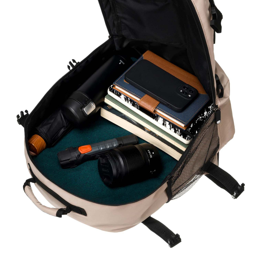 Beżowy plecak kabinowy z wodoodpornego poliestru wyposażony w uchwyt na walizkę - Peterson