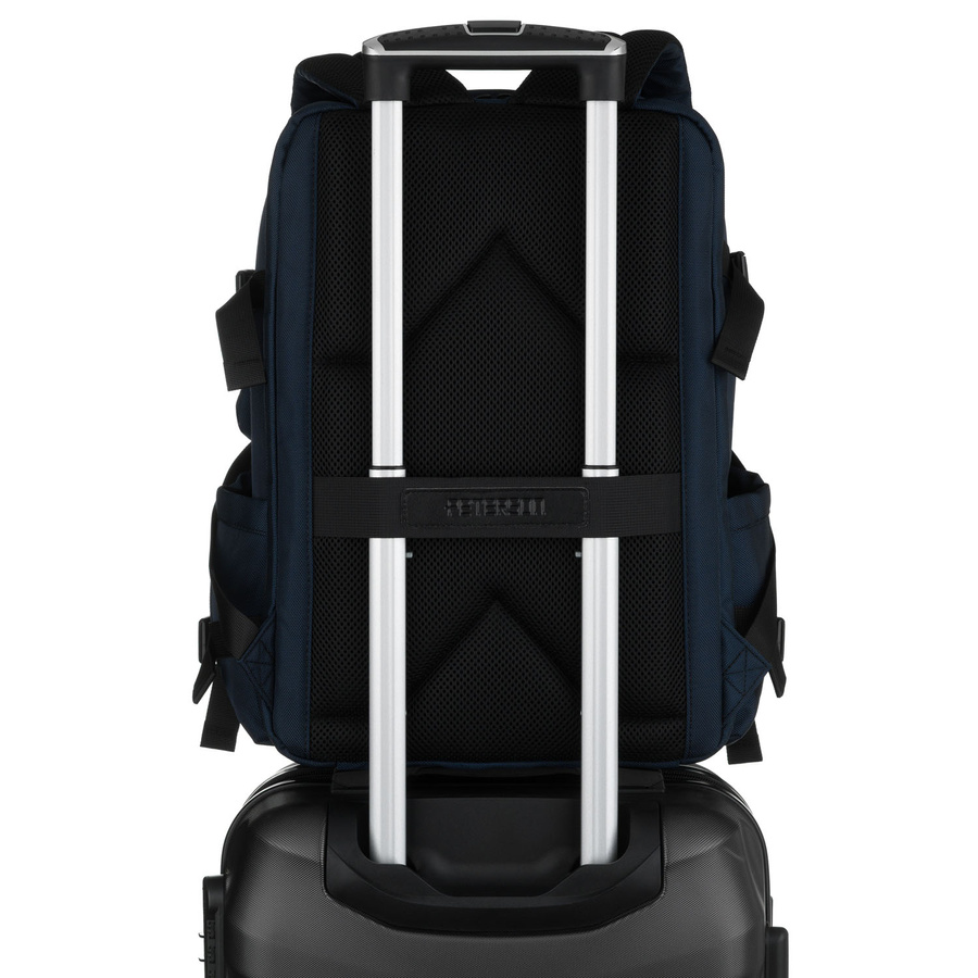 Granatowy plecak podróżny z poliestru z miejscem na laptopa, zawieszony na regulowanych szelkach - Peterson