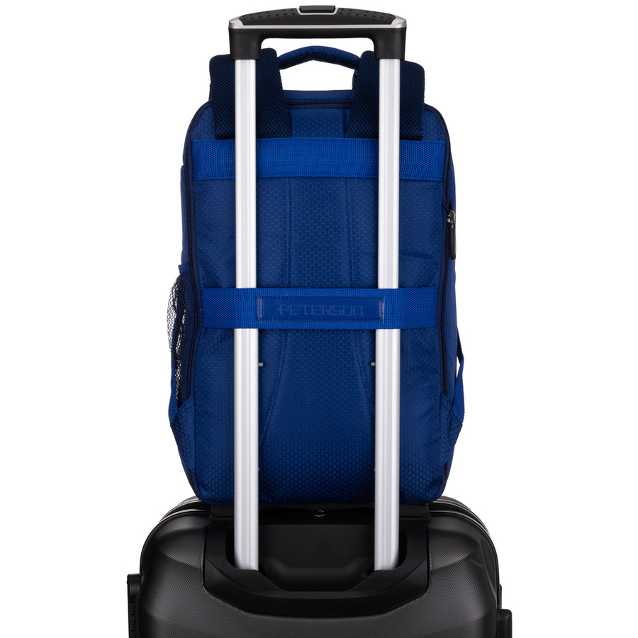 Granatowy plecak z poliestru wyposażony w oddychające szelki - Peterson