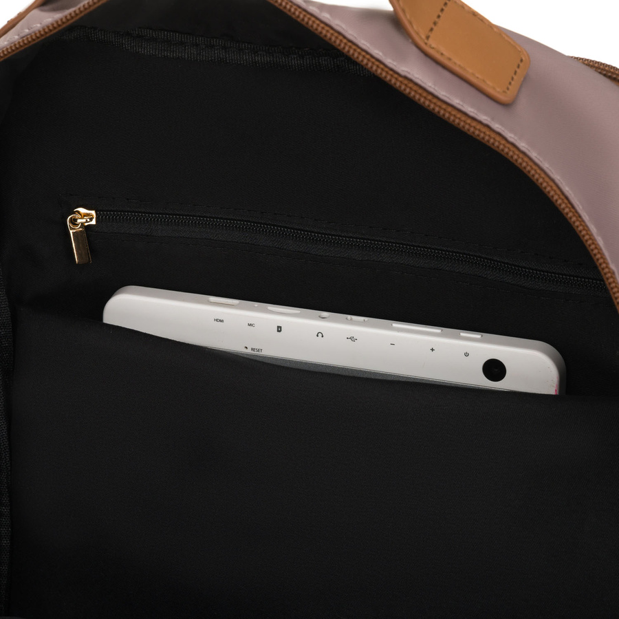 Nylonowy plecak damski w beżowym kolorze zawieszony na regulowanych szelkach - Peterson