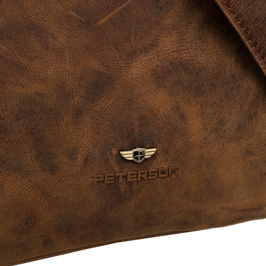 Skórzana listonoszka męska w brązowym kolorze zawieszona na regulowanym pasku - Peterson