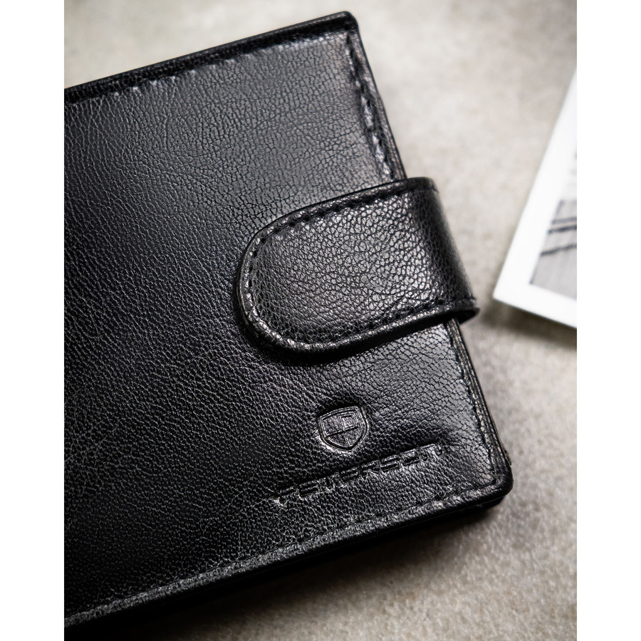 Poziomy portfel męski ze skóry naturalnej w czarnym kolorze w zestawie z brelokiem - Peterson