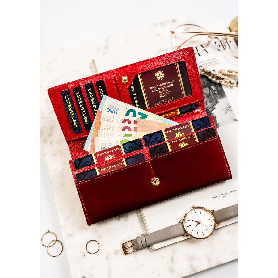 Skórzany portfel damski w czerwonym kolorze zamykany na bigiel i klapką na zatrzask - Peterson