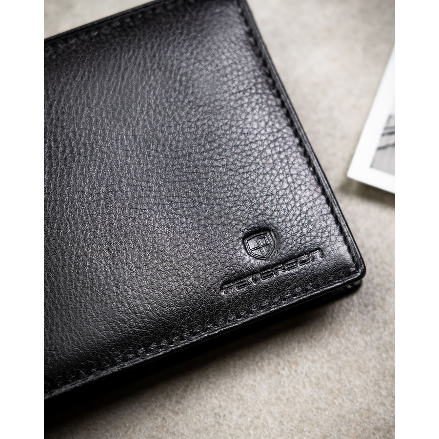 Poziomy, duży portfel męski ze skóry naturalnej w czarnym kolorze w zestawie z brelokiem - Peterson