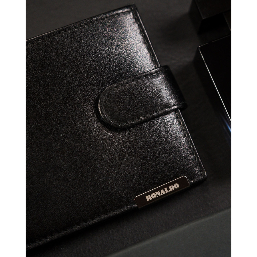 Czarny, poziomy, pojemny portfel męski ze skóry naturalnej zamykany zatrzaskiem - Ronaldo