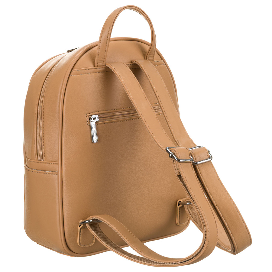 Mały pikowany beżowy plecak damski zdobiony srebrnymi nitami i modnym brelokiem eko skóra Peterson