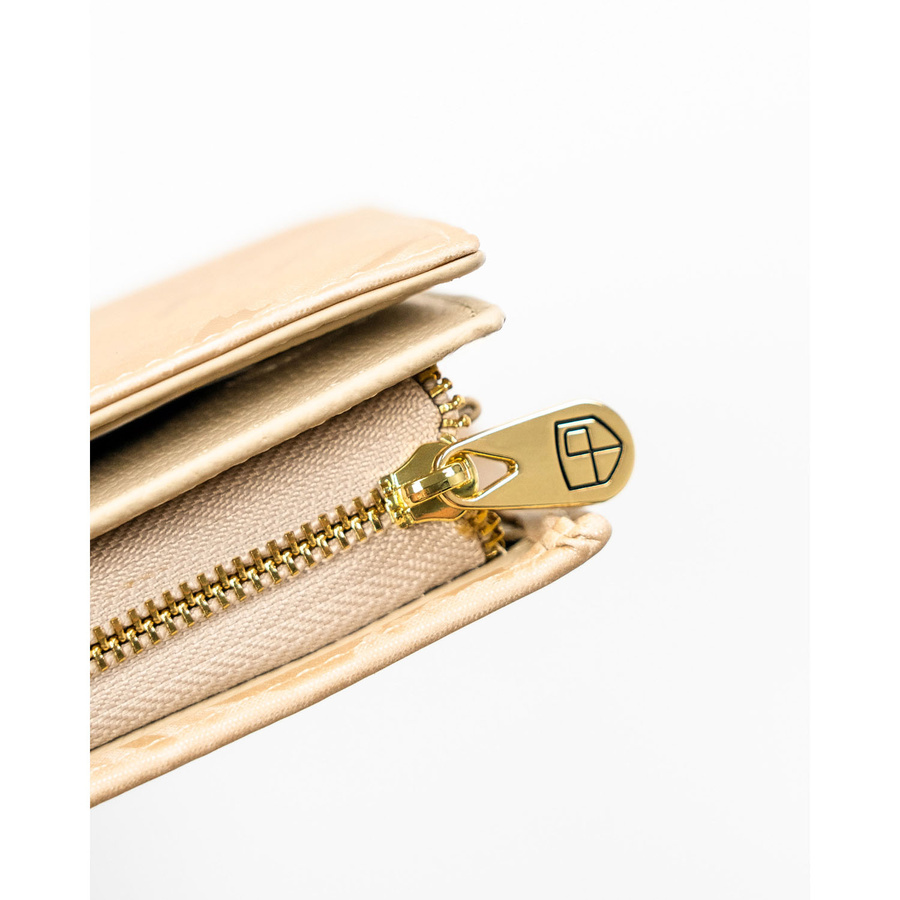 Beżowy, pionowy portfel damski zamykany na magnes i suwak, wykonany ze skóry naturalnej i ekologicznej - Peterson