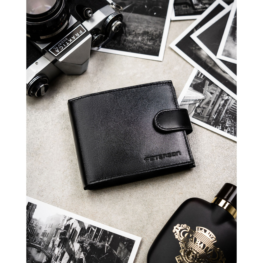 Portfel męski ze skóry naturalnej w czarnym kolorze zamykany na zatrzask, w zestawie z brelokiem - Peterson