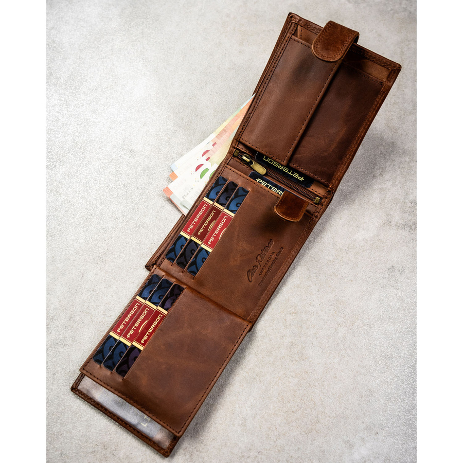 Brązowy, skórzany portfel męski wyposażony w system RFID i zamykany zatrzaskiem - Peterson