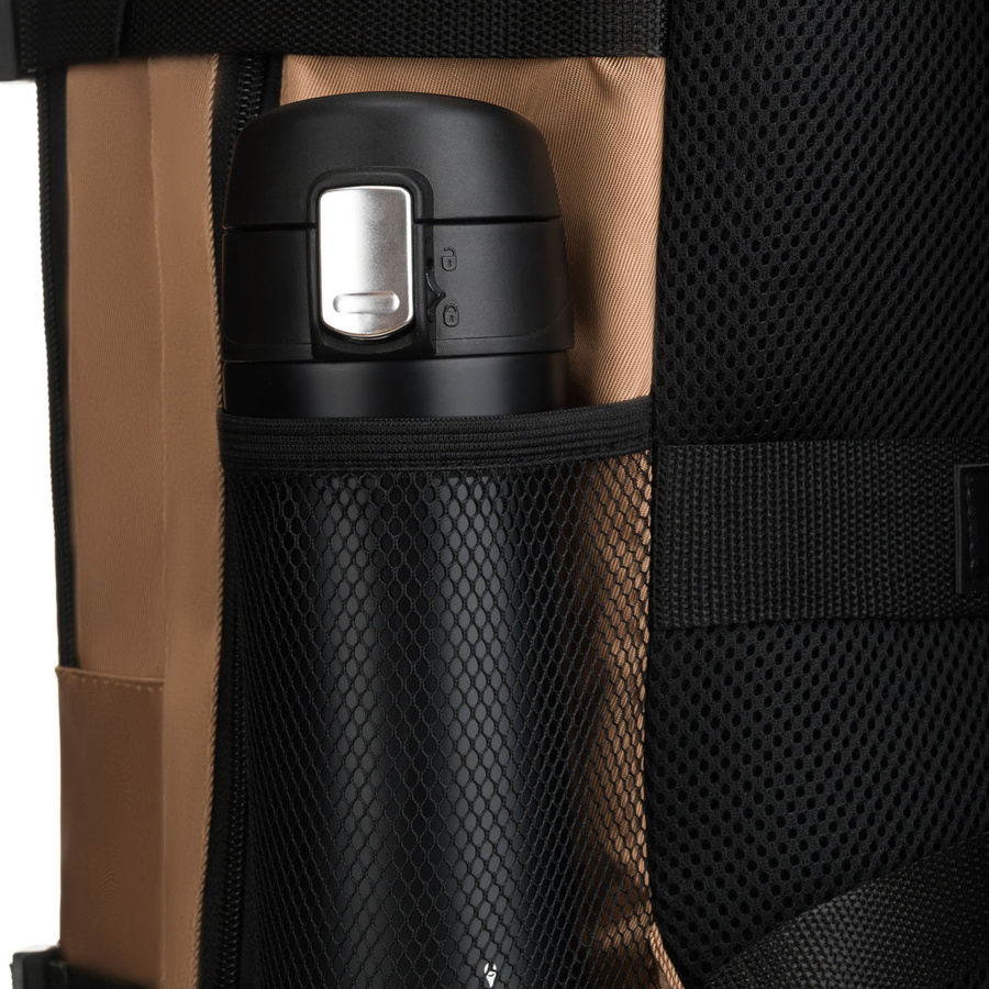 Plecak podróżny z poliestru w beżowym kolorze, zawieszony na oddychających szelkach - Peterson