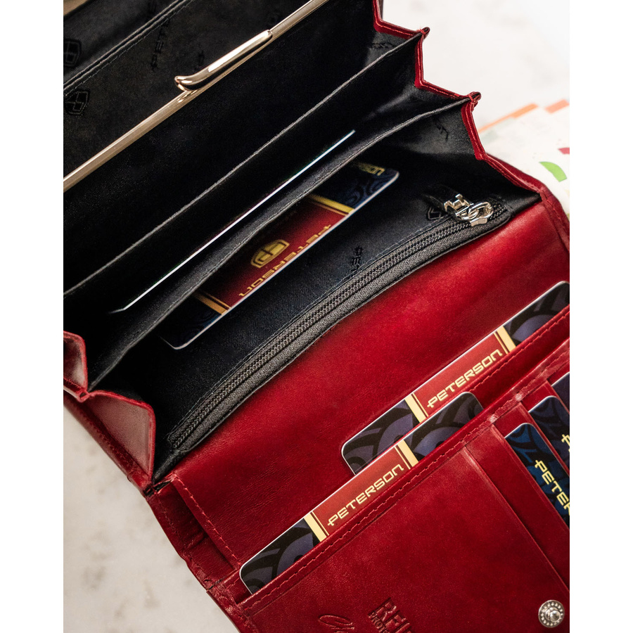 Skórzany portfel damski w czerwonym kolorze zamykany klapką na zatrzask - Peterson