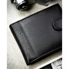Zestaw prezentowy: skórzany portfel męski w czarnym kolorze zapinany zatrzaskiem i czarny pasek ze skóry ekologicznej - Peterson