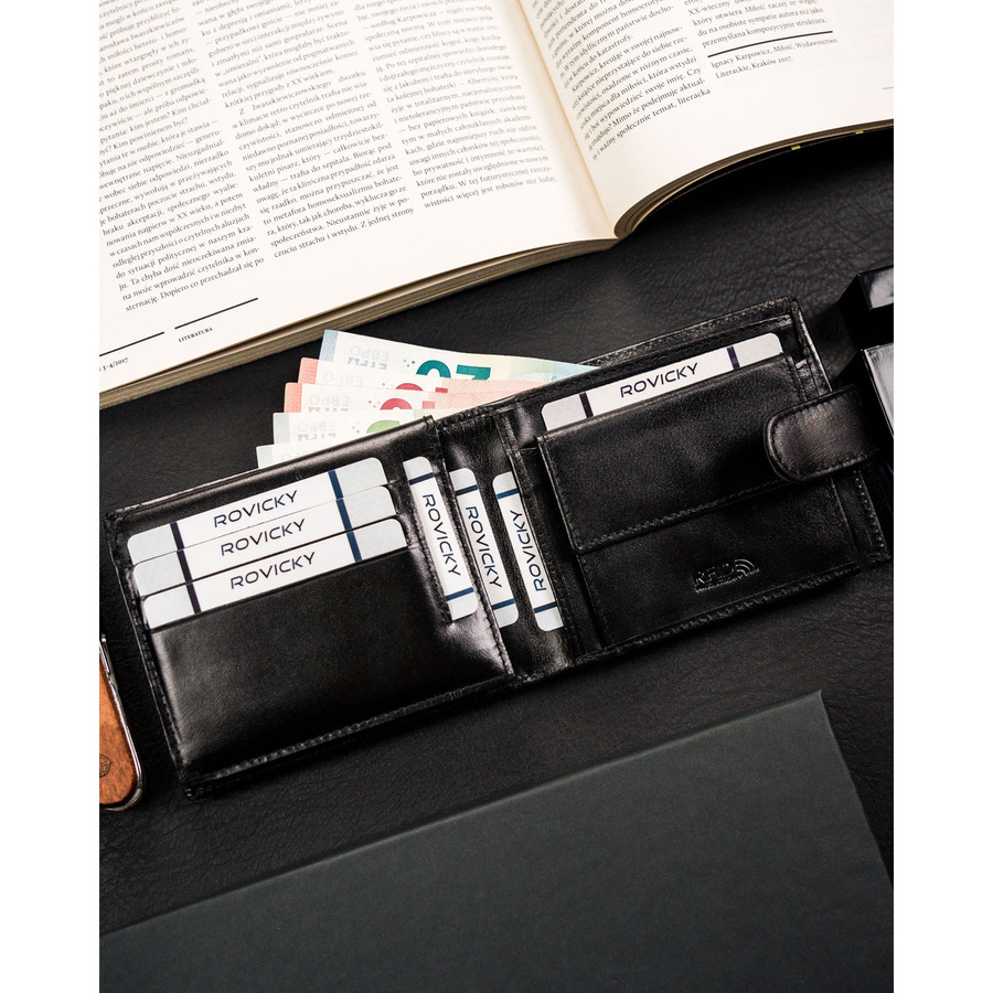 Portfel męski ze skóry naturalnej w czarnym kolorze zamykany zatrzaskiem - Rovicky