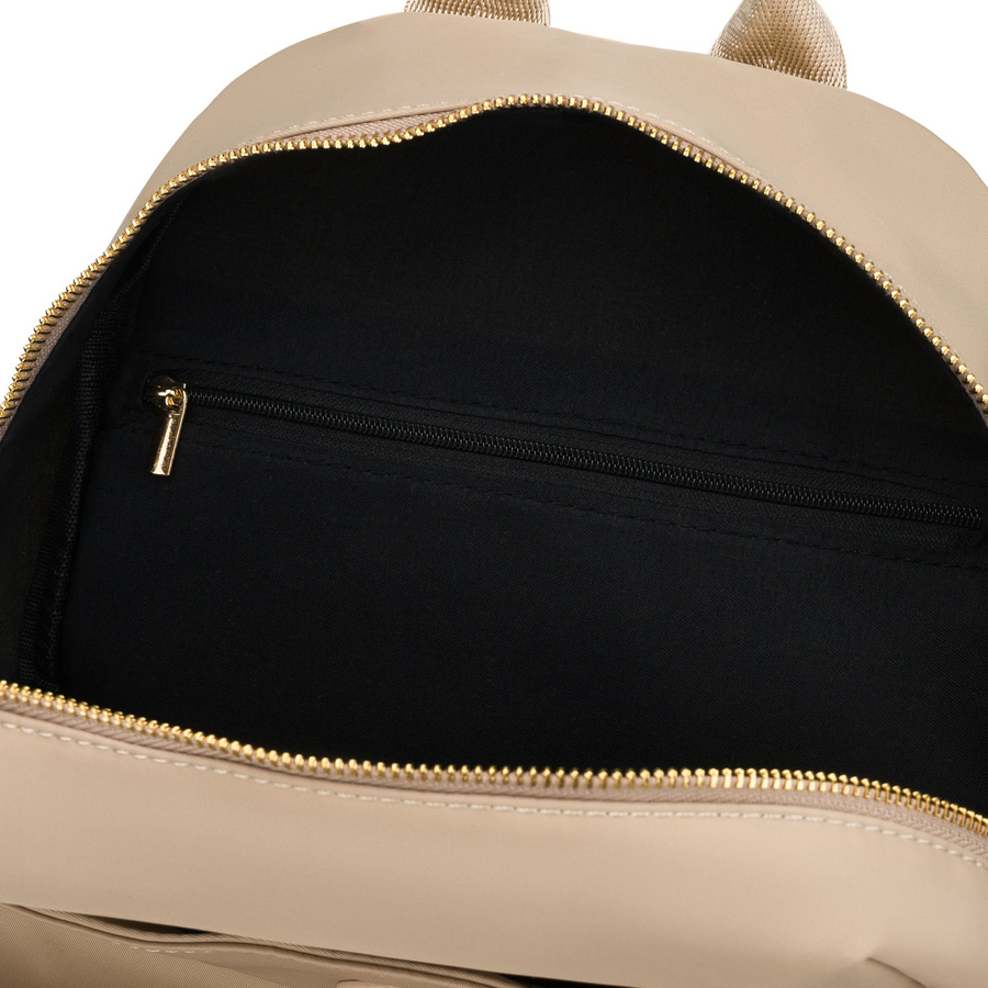 Beżowy plecaczek damski z nylonu i skóry ekologicznej zamykany suwakiem - Peterson