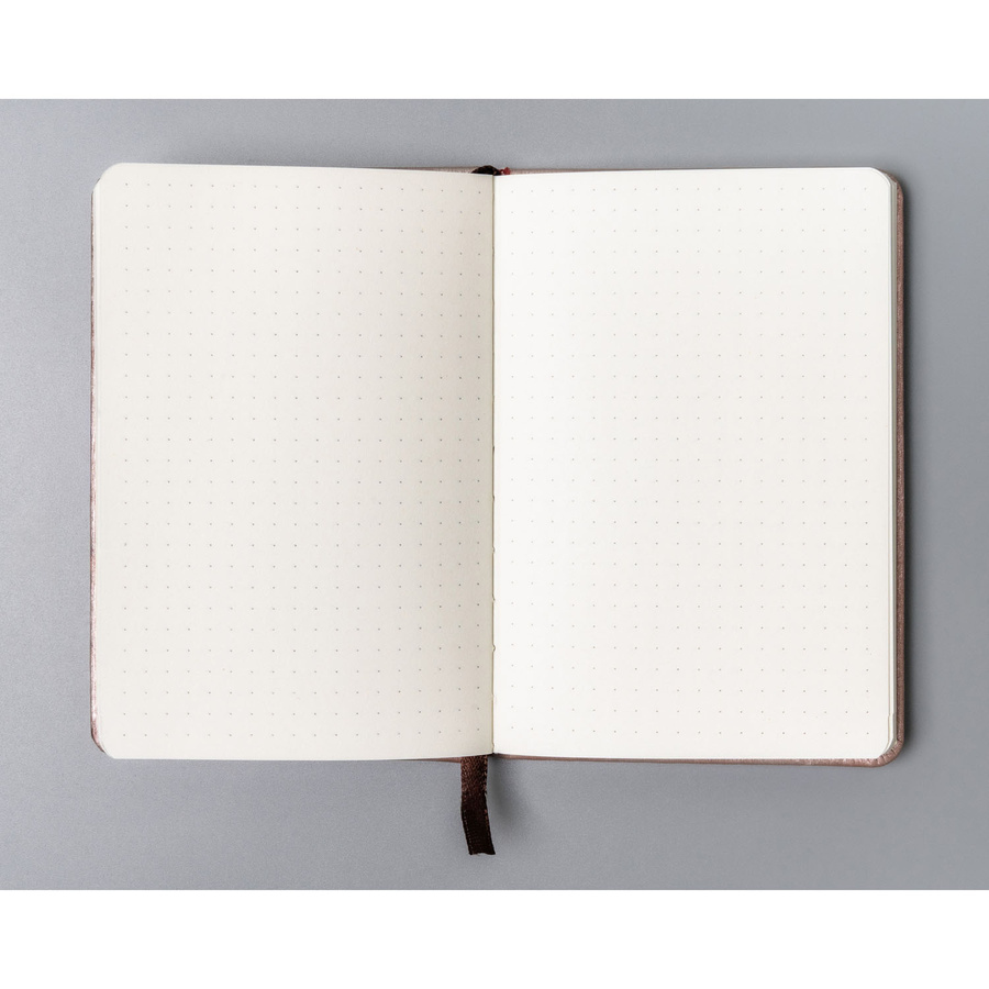 Różowy notes w formacie A6 zadrukowany w kropki, wyposażony w gumkę zamykającą - Peterson