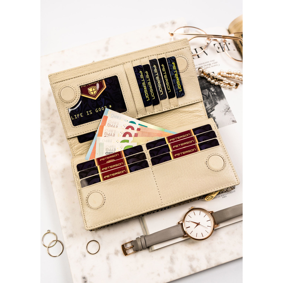 Skórzany portfel damski na magnes z fakturą imitującą skórę węża w beżowym kolorze - Peterson