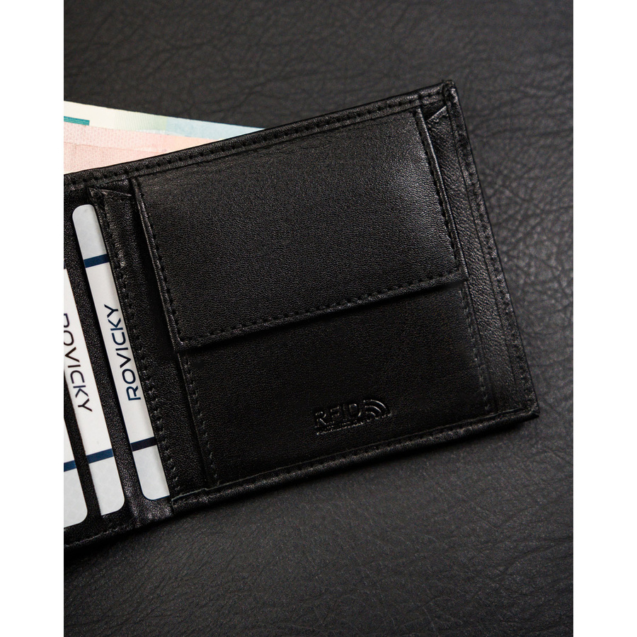 Poziomy, czarny portfel męski ze skóry naturalnej bez zapięcia zewnętrznego - Ronaldo