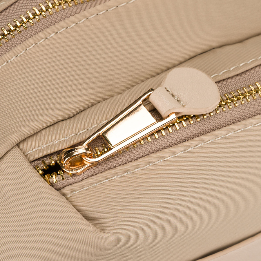 Listonoszka damska z nylonu w beżowym kolorze, jednokomorowa i zamykana suwakiem - Peterson