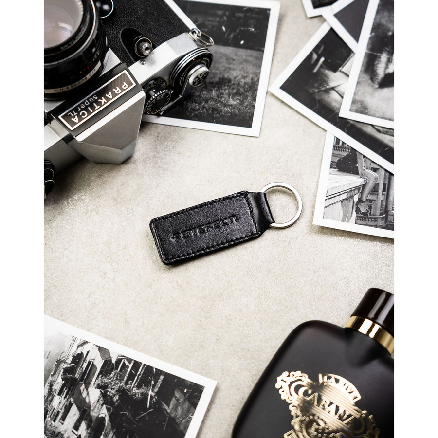Portfel męski ze skóry naturalnej w czarnym kolorze z systemem RFID i w zestawie z brelokiem - Peterson