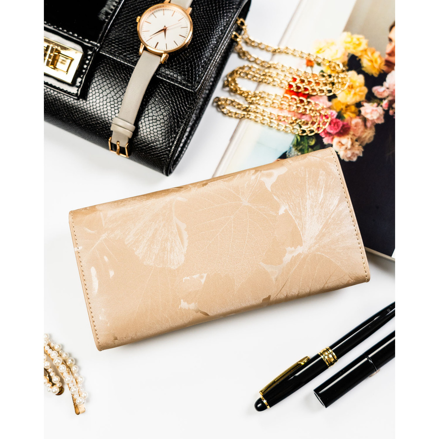 Beżowy portfel damski ze skóry naturalnej i ekologicznej zamykany zatrzaskiem - Peterson