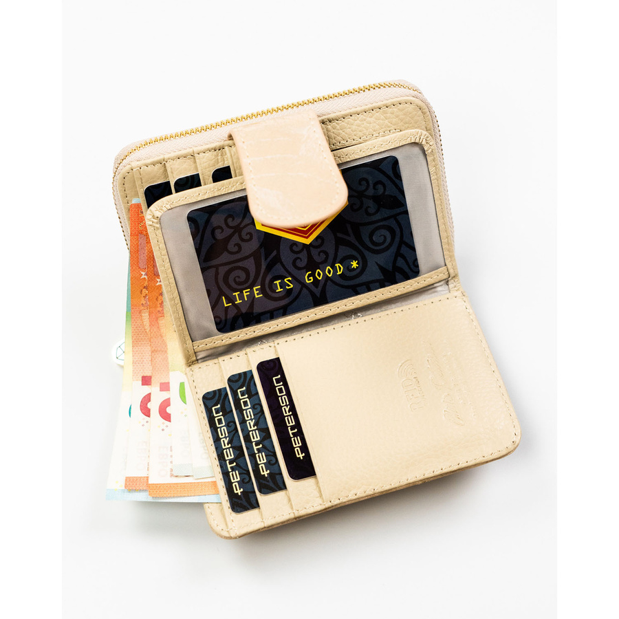 Portfel wykonany ze skóry naturalnej i ekologicznej w beżowym kolorze, zamykany na suwak i zatrzask - Peterson