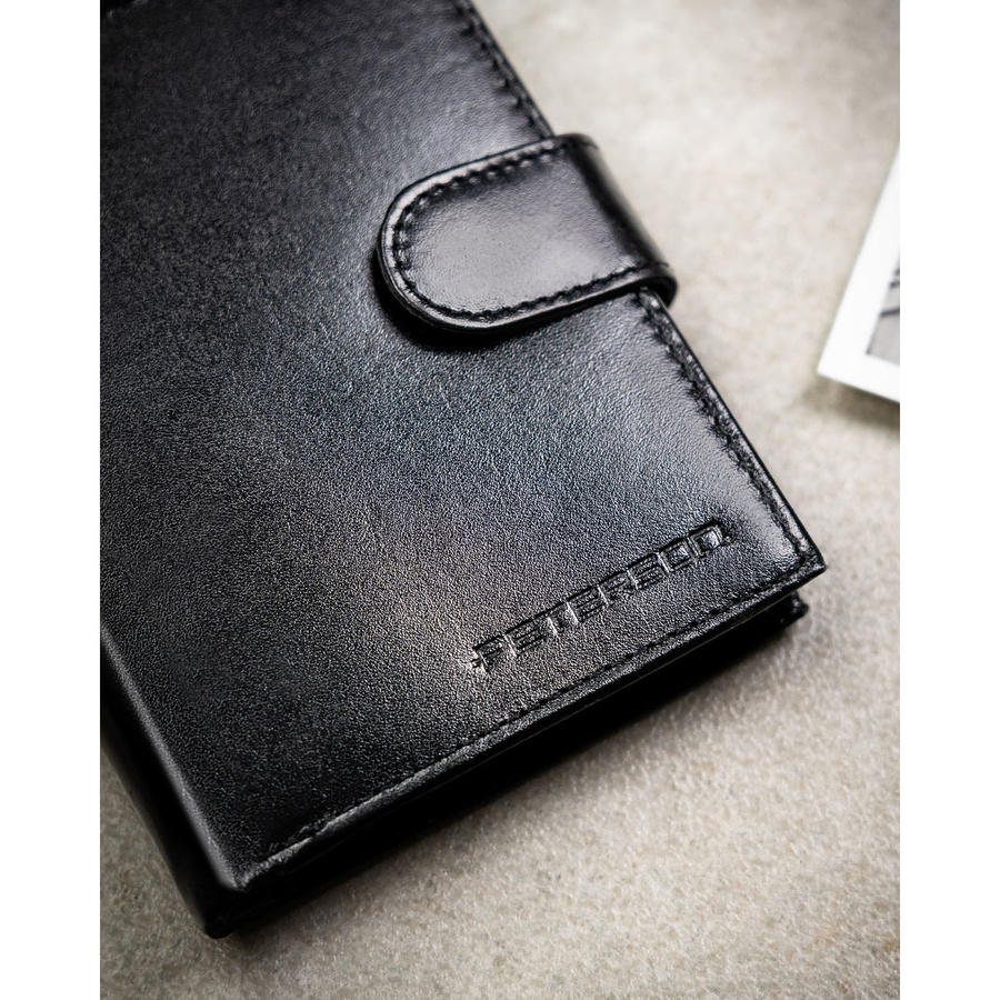 Portfel męski ze skóry naturalnej w czarnym kolorze z systemem RFID i w zestawie z brelokiem - Peterson