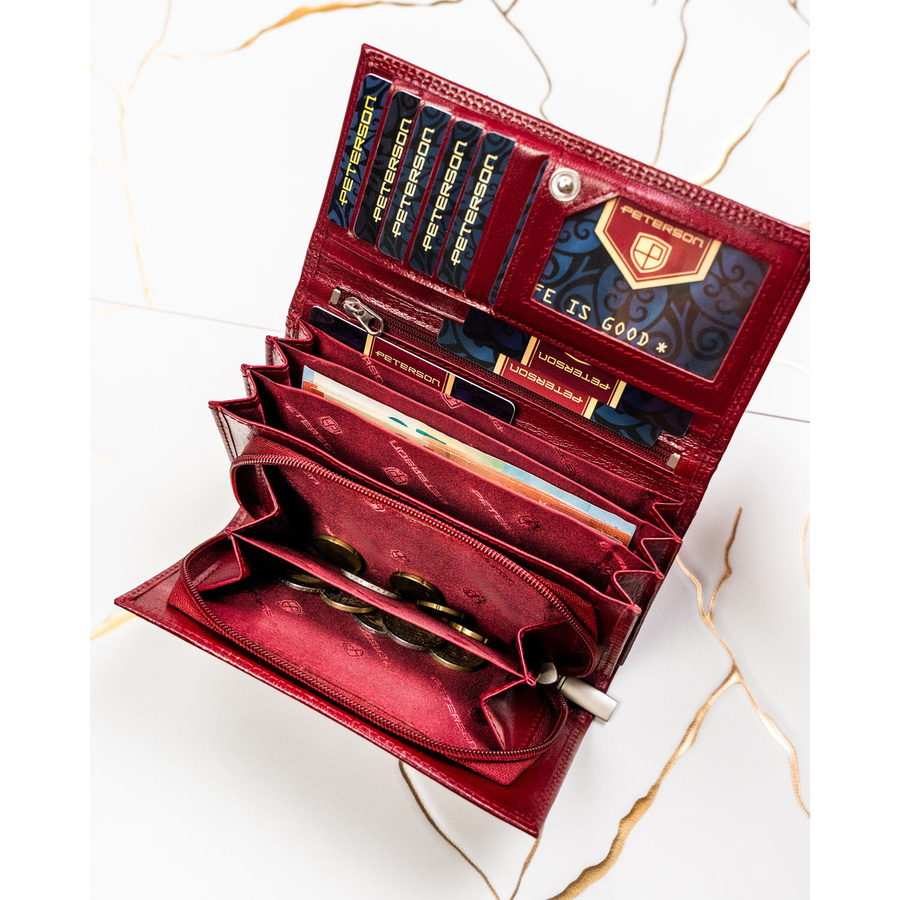 Skórzany portfel damski w czerwonym kolorze zamykany na zatrzask - Peterson