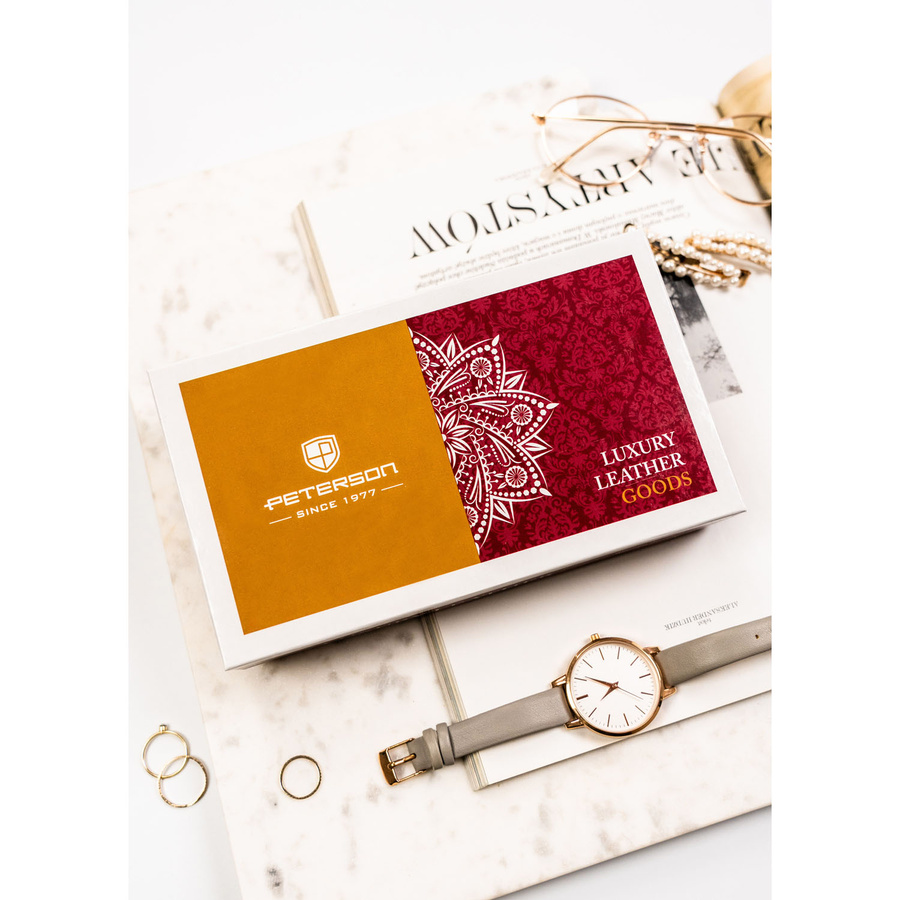 Duży, skórzany portfel damski w czerwonym kolorze zamykany klapką na zatrzask - Peterson