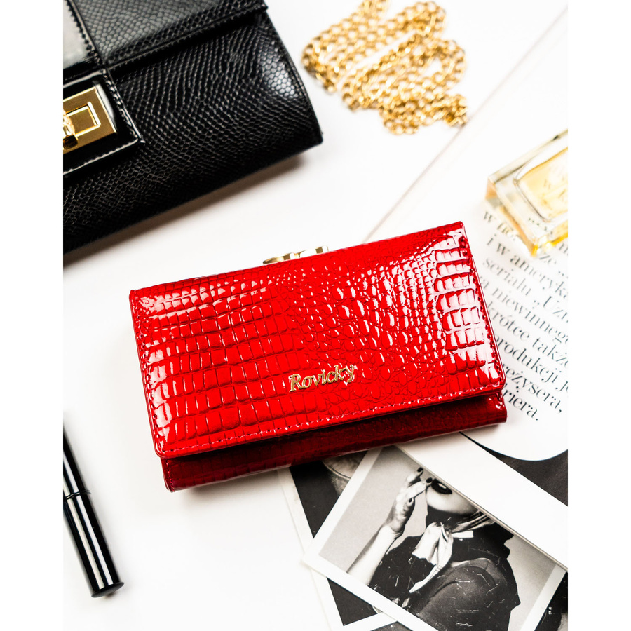 Średni portfel damski ze skóry naturalnej w czerwonym kolorze zamykany na bigiel i zatrzask - Rovicky