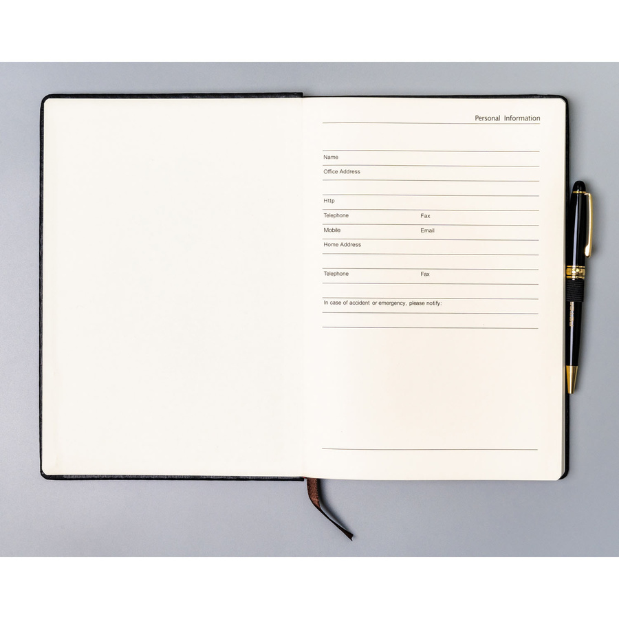 Czarny notes w formacie B5 zadrukowany w kropki, wyposażony w gumkę zamykającą - Peterson