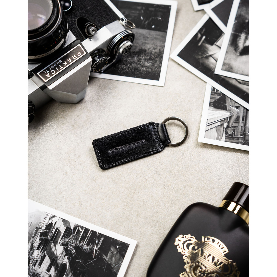 Pionowy portfel męski ze skóry naturalnej w czarnym kolorze w zestawie z brelokiem - Peterson