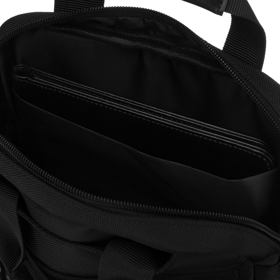 Mała, praktyczna listonoszka z cordury w czarnym kolorze zamykana suwakiem - Peterson