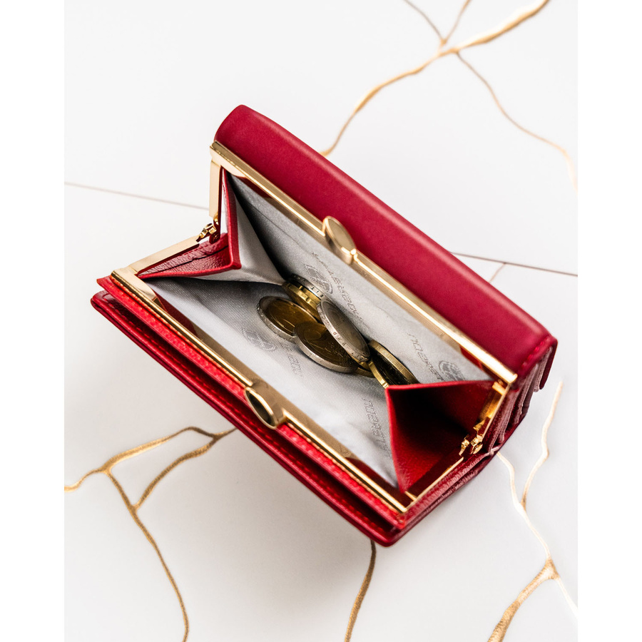 Średniej wielkości, czerwony portfel damski wykonany ze skóry naturalnej i ekologicznej - Peterson