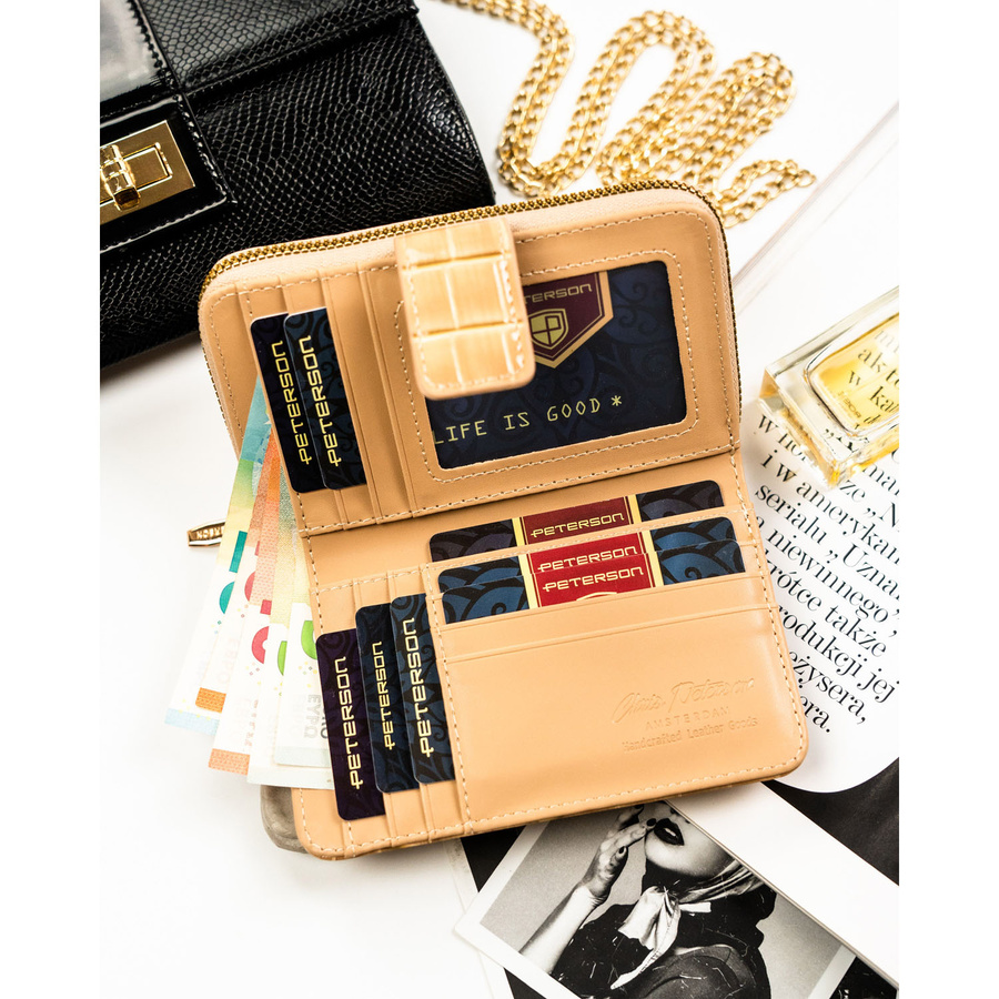Beżowy portfel damski ze skóry ekologicznej z tłoczeniem na wzór skóry krokodyla, zamykany na zatrzask i suwak - Peterson