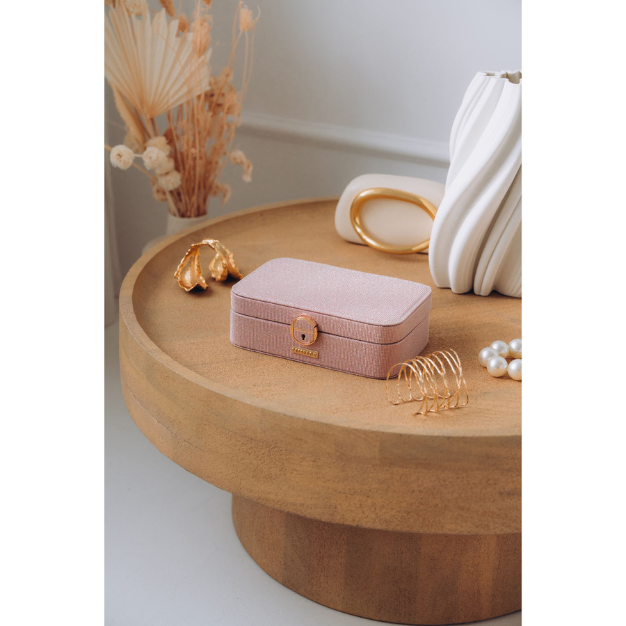 Pojemna, elegancka szkatułka w różowym kolorze zamykana kluczykiem - Peterson