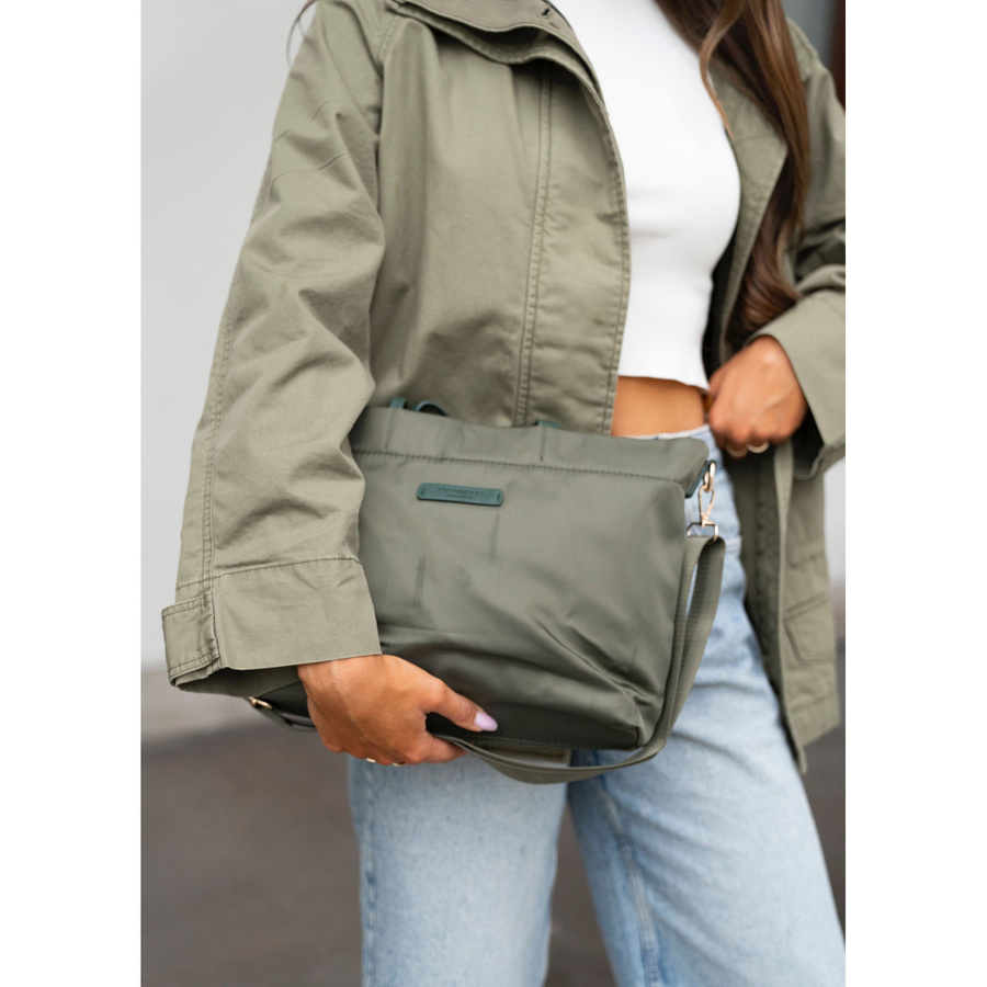 Zielona shopperka damska z nylonu, jednokomorowa z doczepianym, regulowanym paskiem - Peterson