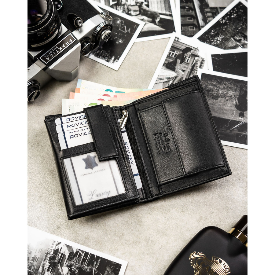 Duży, pionowy portfel męski ze skóry naturalnej w czarnym kolorze, mieszczący dowód rejestracyjny - Rovicky