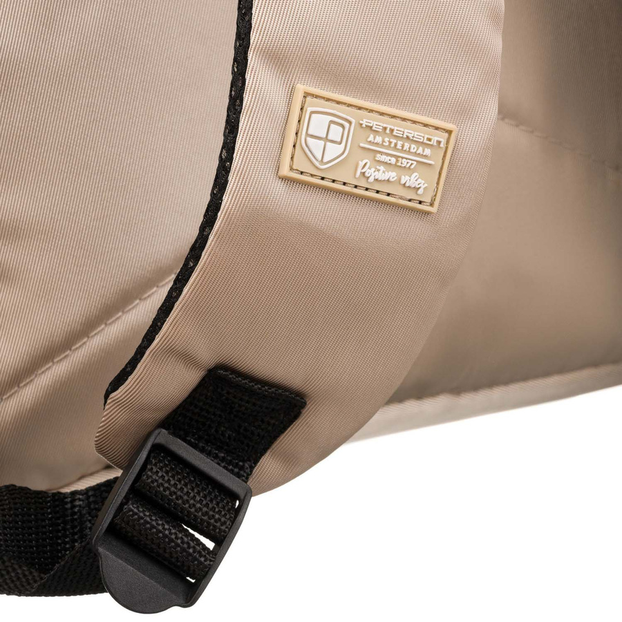 Beżowy plecak kabinowy z wodoodpornego poliestru wyposażony w uchwyt na walizkę - Peterson