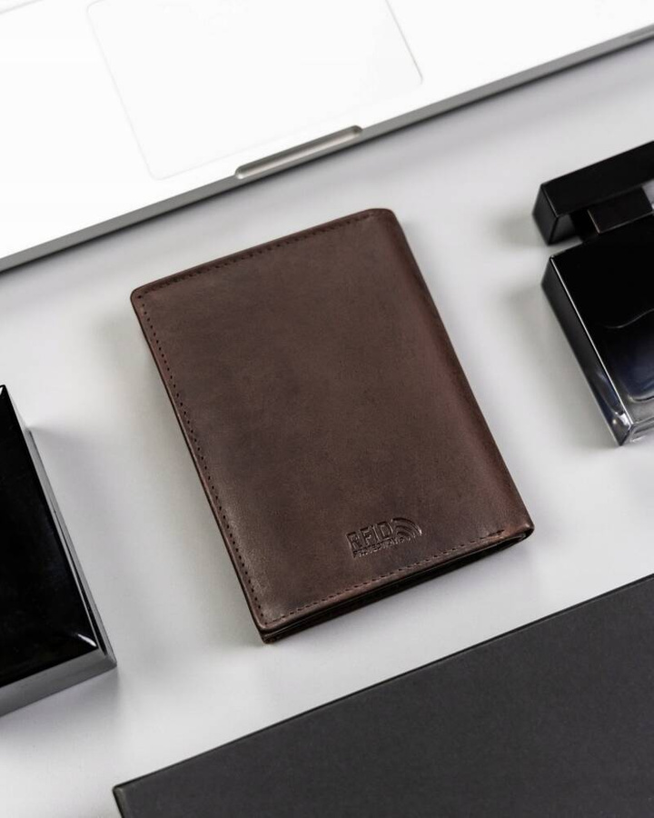 Duży, skórzany portfel męski w orientacji pionowej - Peterson