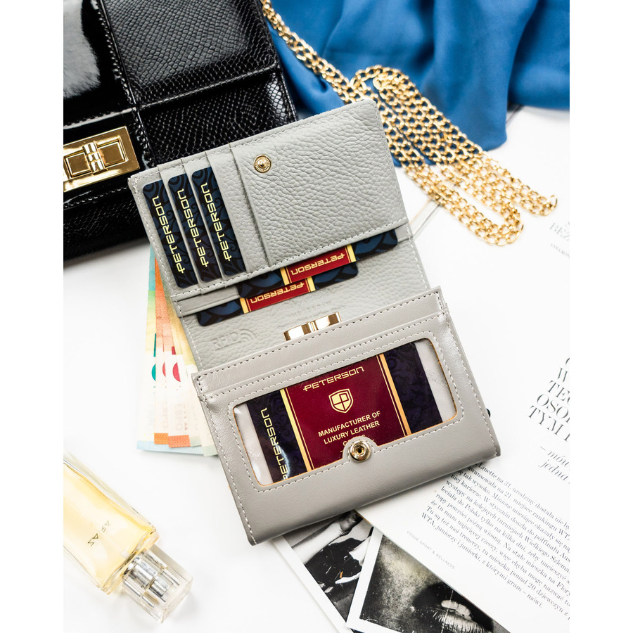 Czarny portfel damski ze skóry naturalnej ozdobiony kwiatowym wzorem - Peterson