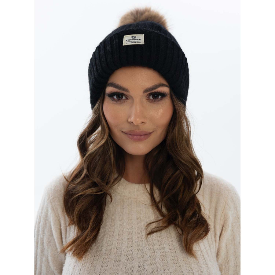 Czarna czapka z pomponem do zimowych stylizacji - Peterson