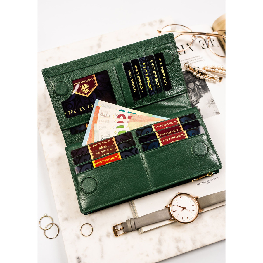 Pionowy portfel damski na magnes i zamek wykonany ze skóry naturalnej w zielonym kolorze - Peterson