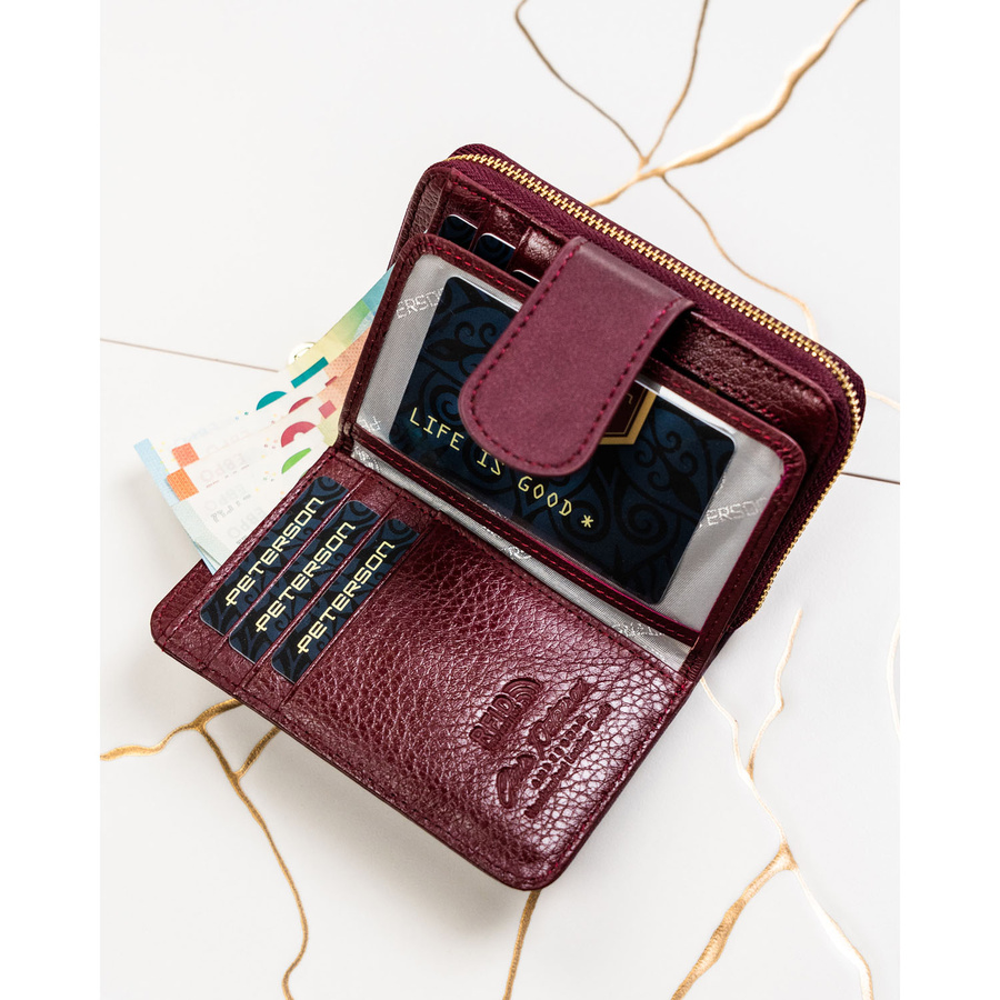 Fioletowy portfel damski ze skóry naturalnej i ekologicznej zamykany na suwak i zatrzask - Peterson