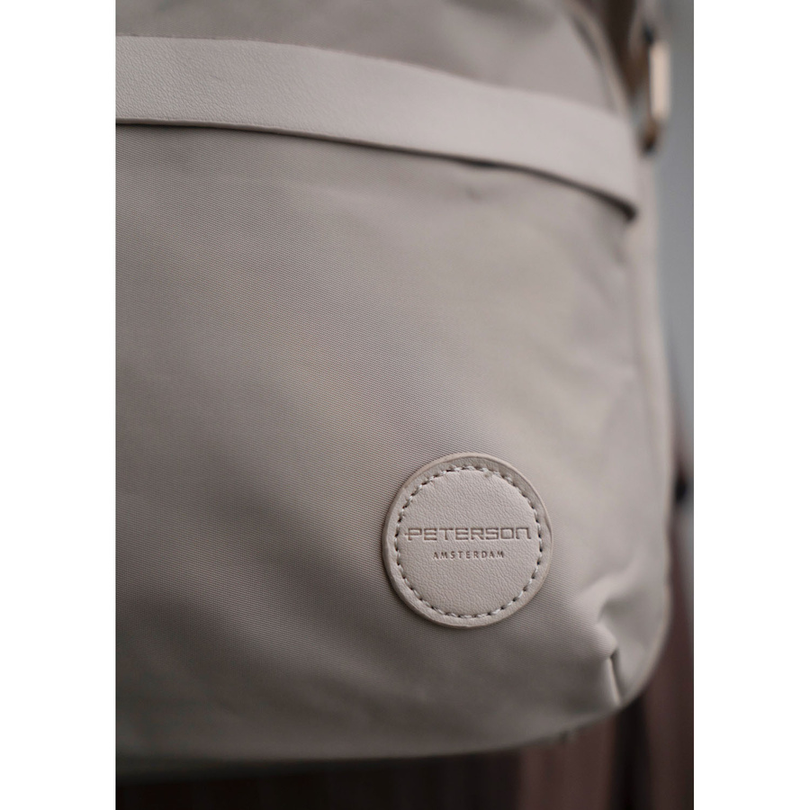 Listonoszka damska z nylonu w beżowym kolorze, jednokomorowa i zamykana suwakiem - Peterson