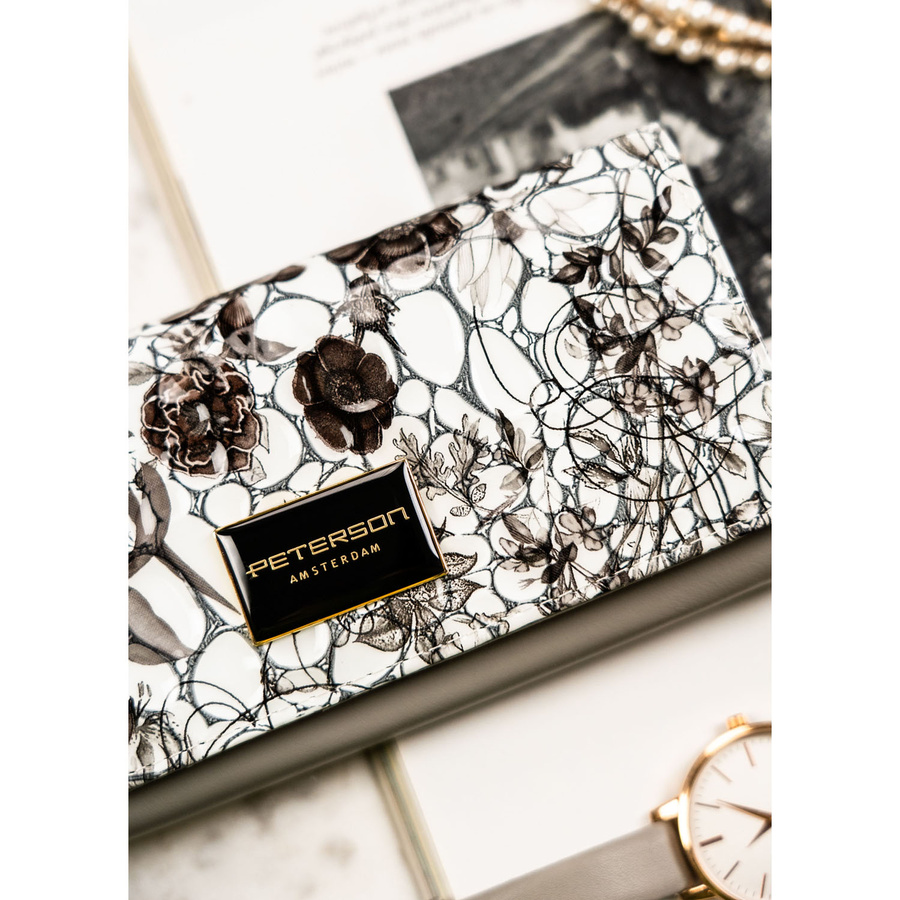Duży, poziomy portfel damski na zatrzask, wykonany z lakierowanej skóry naturalnej w kwiatowy wzór - Peterson