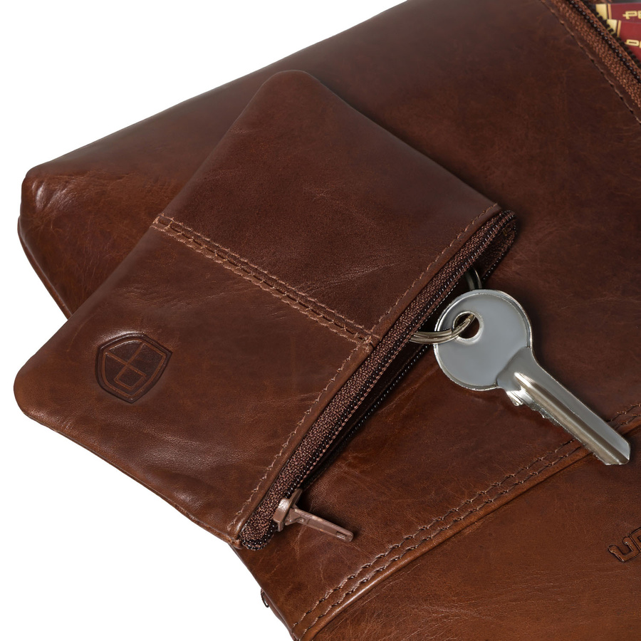 Listonoszka męska ze skóry naturalnej w brązowym kolorze, jednokomorowa i zamykana suwakiem - Peterson