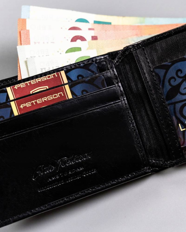 Niewielki portfel skórzany bez zapięcia - Peterson