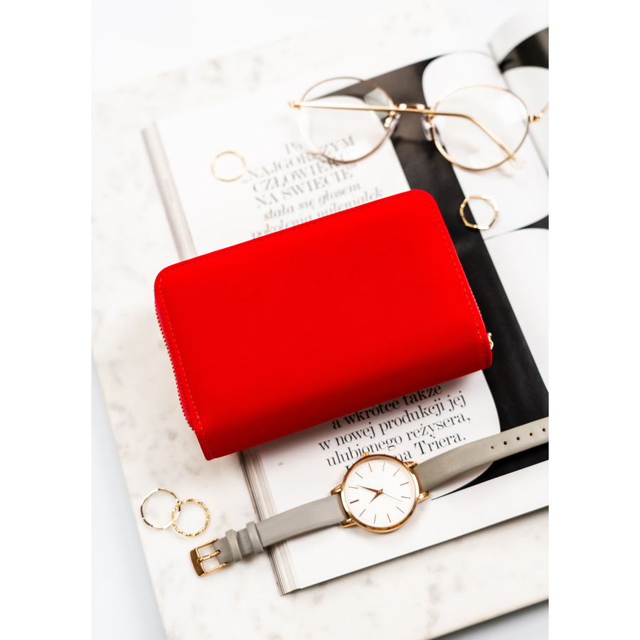 Poziomy portfel damski wykonany ze skóry ekologicznej w czerwonym kolorze, zamykany na zatrzask - Peterson